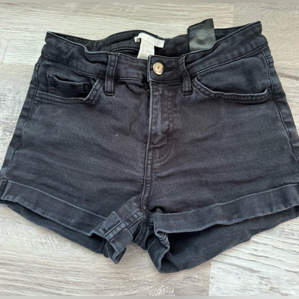 Low Waist Twill Shorts SZ- 2 H&M
Short, fitted 5-pocket shorts in stretch